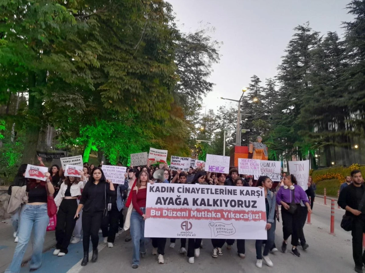 Anadolu Üniversitesi Öğrencileri Kadın ve Çocuk Cinayetlerine Karşı Yürüdü